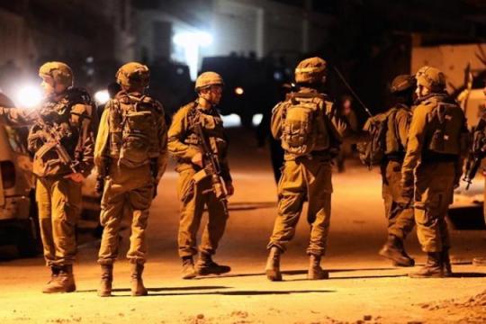 قوات الاحتلال تقتحم مخيم قلنديا شمال القدس وتنفذ مداهمات واسعة