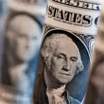 الدولار يسجل أقوى مكاسب يومية في 3 أشهر بعد تشدد الفيدرالي بشأن التضخم