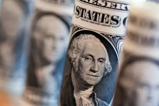 الدولار يسجل أقوى مكاسب يومية في 3 أشهر بعد تشدد الفيدرالي بشأن التضخم