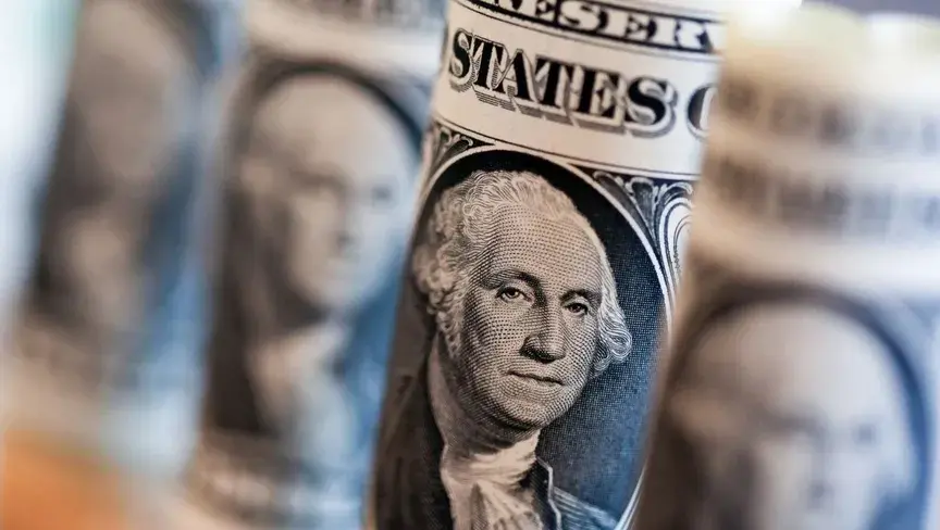 رفع الفائدة يدفع مؤشر الدولار الفوري للصعود 0.5%.. والأسواق تسعّر 3 زيادات إضافية حتى يونيو المقبل