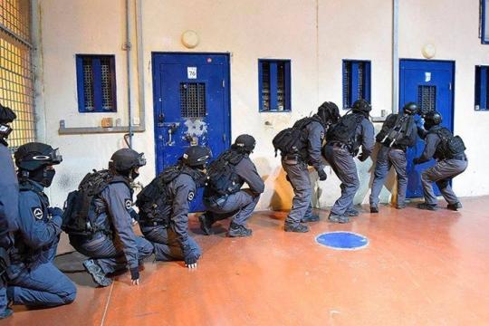 انتهاكات خطيرة داخل سجن عوفر: أسرا يروون معاناتهم الصحية والنفسية