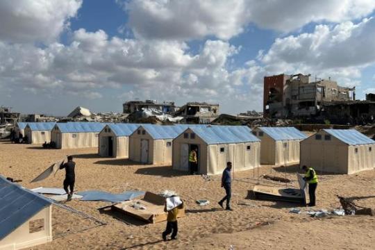 الكشف عن خطة لاستبدال الخيام المتضررة بغزة بوحدات سكنية مسبقة الصنع