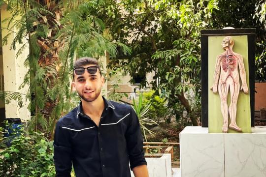 يوسف الشافعي.. شاب من غزة فقد عائلته كاملة فصار أبًا وأمًا لإخوته