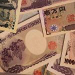 الين الياباني يسجل أقوى مكاسبه اليومية في شهر وسط تصاعد المخاوف بالأسواق العالمية