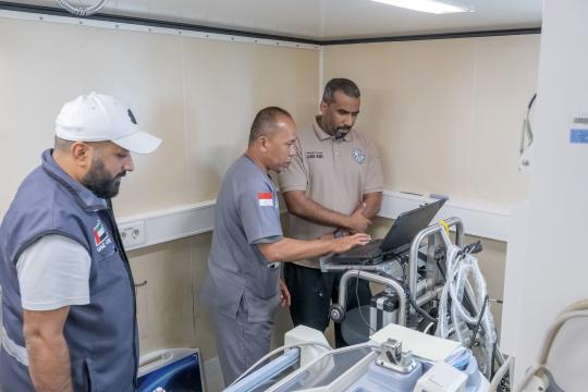 الطاقم الطبي الإندونيسي يواصل دعم الجرحى الفلسطينيين في المستشفى الإماراتي العائم بالعريش