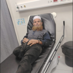 الاحتلال يعتقل الشيخ سعيد العمور بعد اعتداء مستعمرين عليه في مسافر يطا