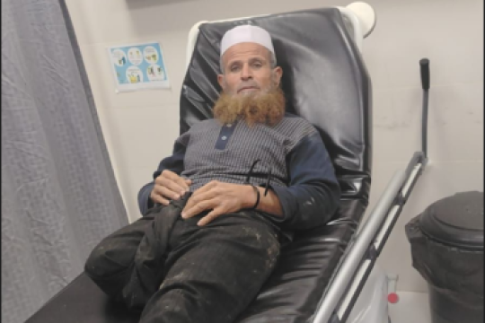 الاحتلال يعتقل الشيخ سعيد العمور بعد اعتداء مستعمرين عليه في مسافر يطا