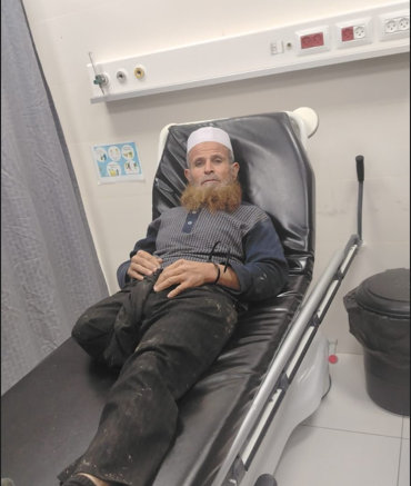 مستوطنون يهاجمون منزله ويخربون ممتلكاته وقوات الاحتلال تعتقله قبل الإفراج عنه لاحقًا