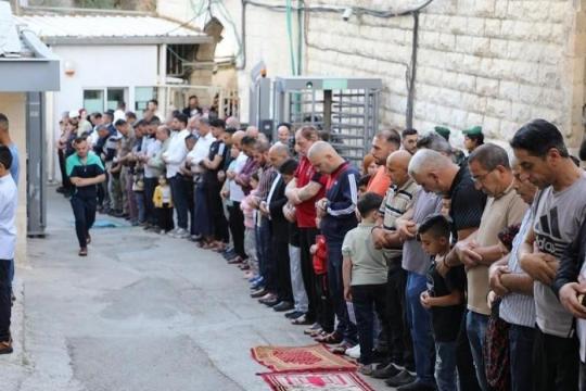 آلاف المصلين يؤدون صلاة عيد الأضحى في الحرم الإبراهيمي رغم قيود الاحتلال