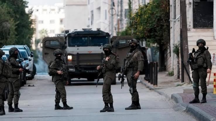 اعتقال 9 فلسطينيين في طولكرم والخليل، واقتحامات في نابلس وطوباس وطمون مع مداهمات وتحقيقات ميدانية.