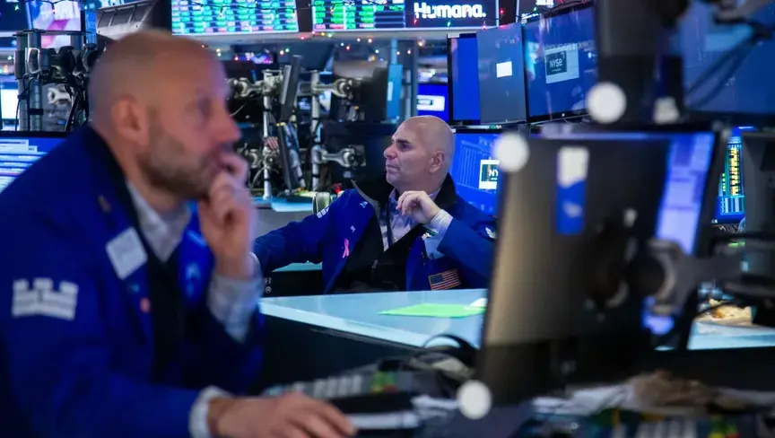 «إس آند بي 500» ينخفض 0.25%.. واحتمالات رفع الفيدرالي للفائدة في أكتوبر تتراجع دون 40%