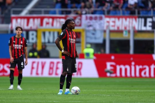 ميلان يسقط بثلاثية أمام أودينيزي ويبتعد عن سباق اللقب