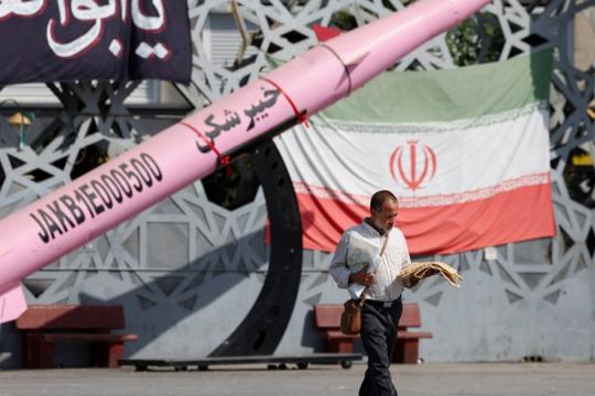 شكوك حول أسباب تجميد ترامب للضربات على إيران وسط تحذيرات من استنزاف القدرات العسكرية