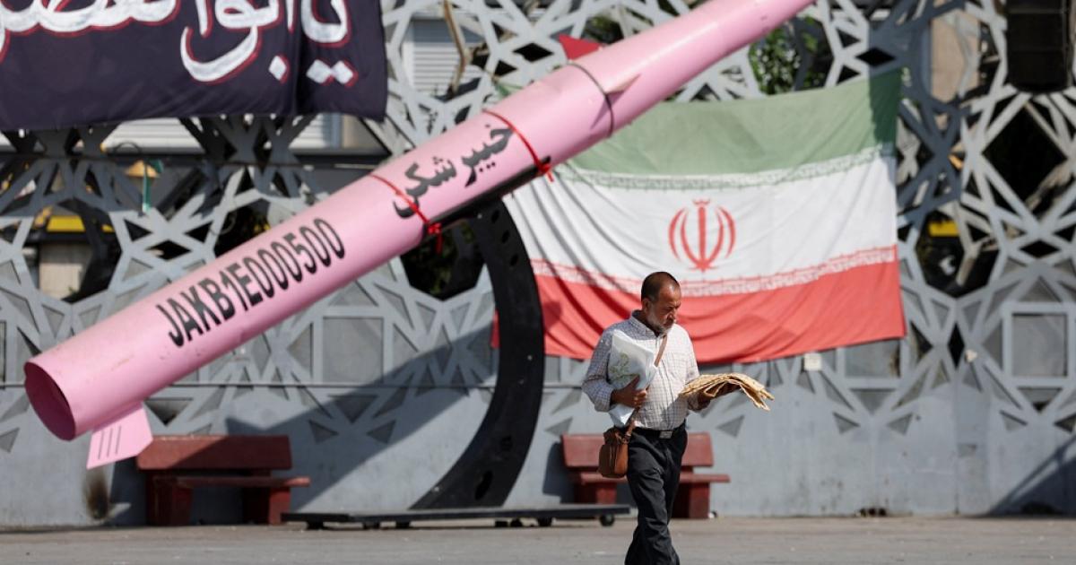 تقارير تكشف أن توصيات عسكرية أميركية ومخاوف من نقص صواريخ الاعتراض دفعت واشنطن إلى وقف التصعيد مؤقتًا، بينما تضغط إسرائيل لاستئناف الخيار العسكري