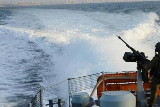 الاحتلال يستهدف سواحل رفح ويصيب صيادًا أثناء عمله