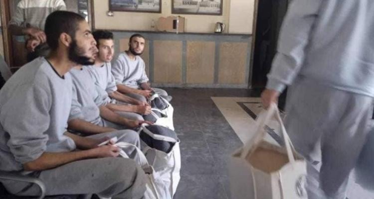 الأسرى المحررون خضعوا لفحوصات طبية فور وصولهم إلى دير البلح بعد الإفراج عنهم من سجون الاحتلال