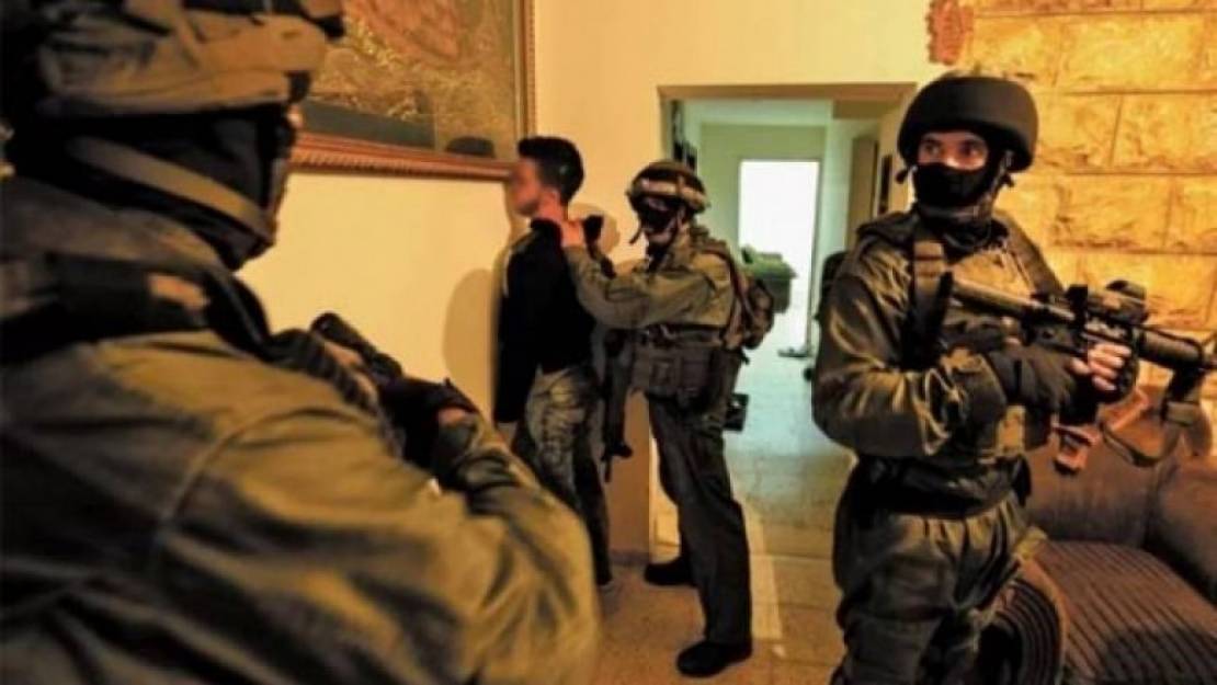 حملة اعتقالات ومداهمات "إسرائيلية" تطال مواطنين من الخليل وبيت لحم
