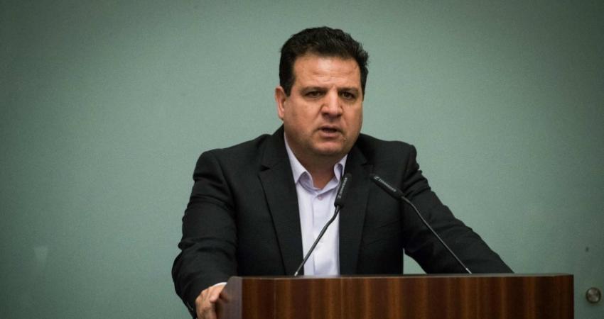 الاعتداء على النائب أيمن عودة خلال تظاهرة ضد حكومة الاحتلال