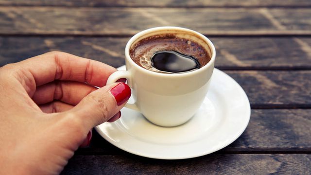 آثار سلبية للكافيين على صحة الحامل وجنينها.. وبدائل لتفادي الخطر