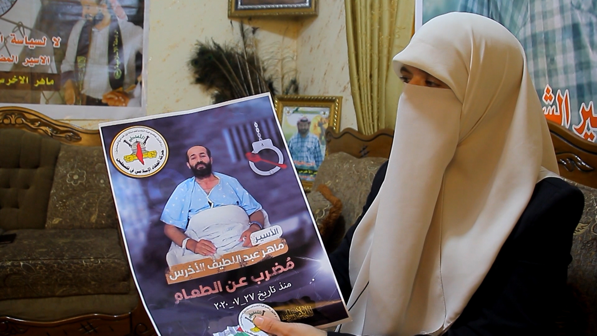زوجة الأسير ماهر الأخرس تطالب بالكشف عن مصيره