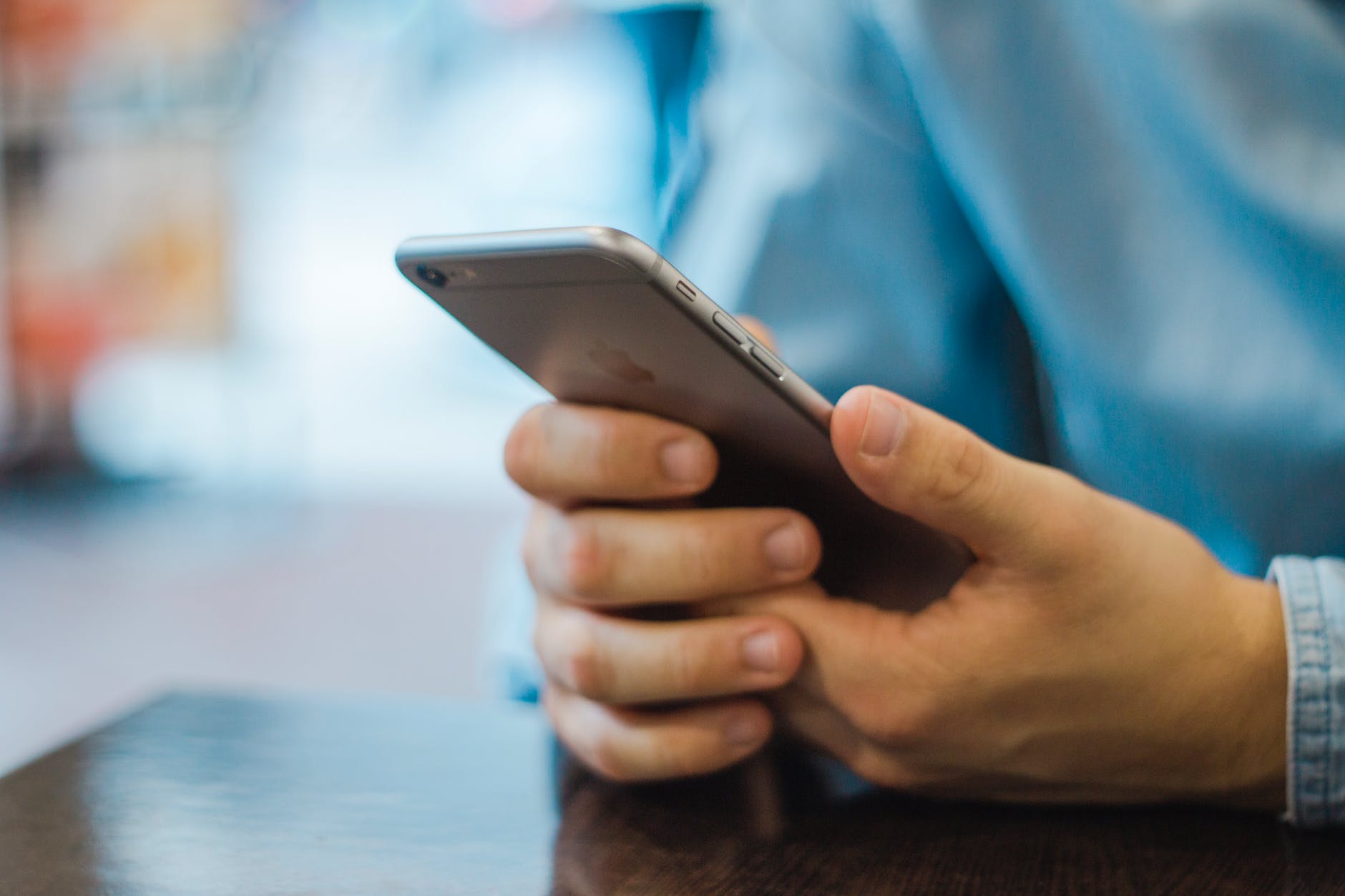 هل تعتقد أن هاتفك يتنصّت عليك؟ احمي خصوصيتك بنصائح وخطوات بسيطة