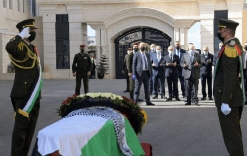 تشييع جثمان صائب عريقات