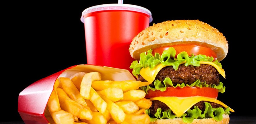 سيدة تجد شيئاً غريباً بوجبة برجر.. وتبرير أغرب من المطعم!