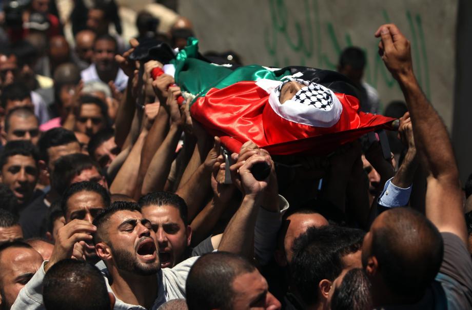 جماهير غفيرة تشيّع جثمان الشهيد دويكات من بيتا