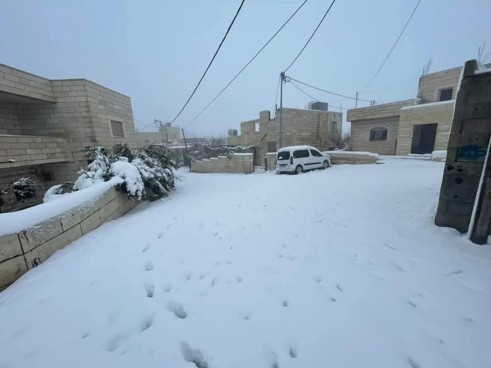 الثلوج تكسو جبال الضفة وشوارع القدس المحتلة