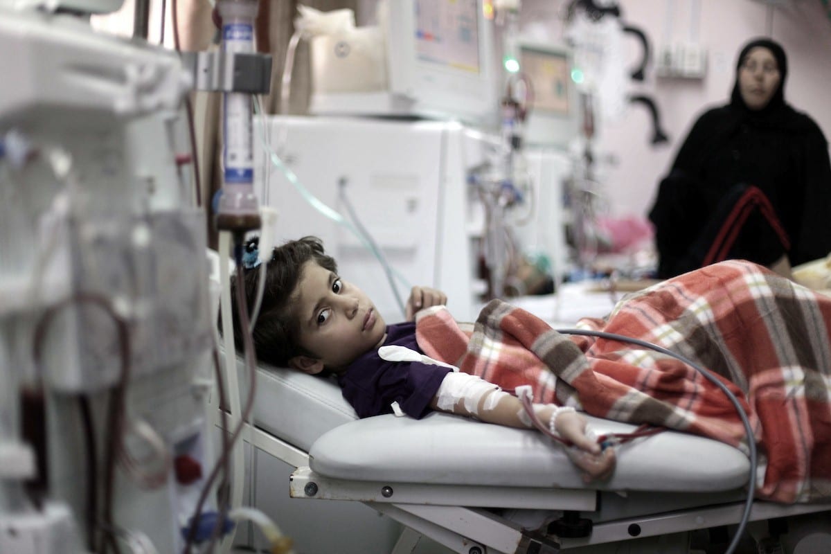 مركز حقوقي يحذر من تداعيات نقص الأجهزة الطبية على مرضى غزة
