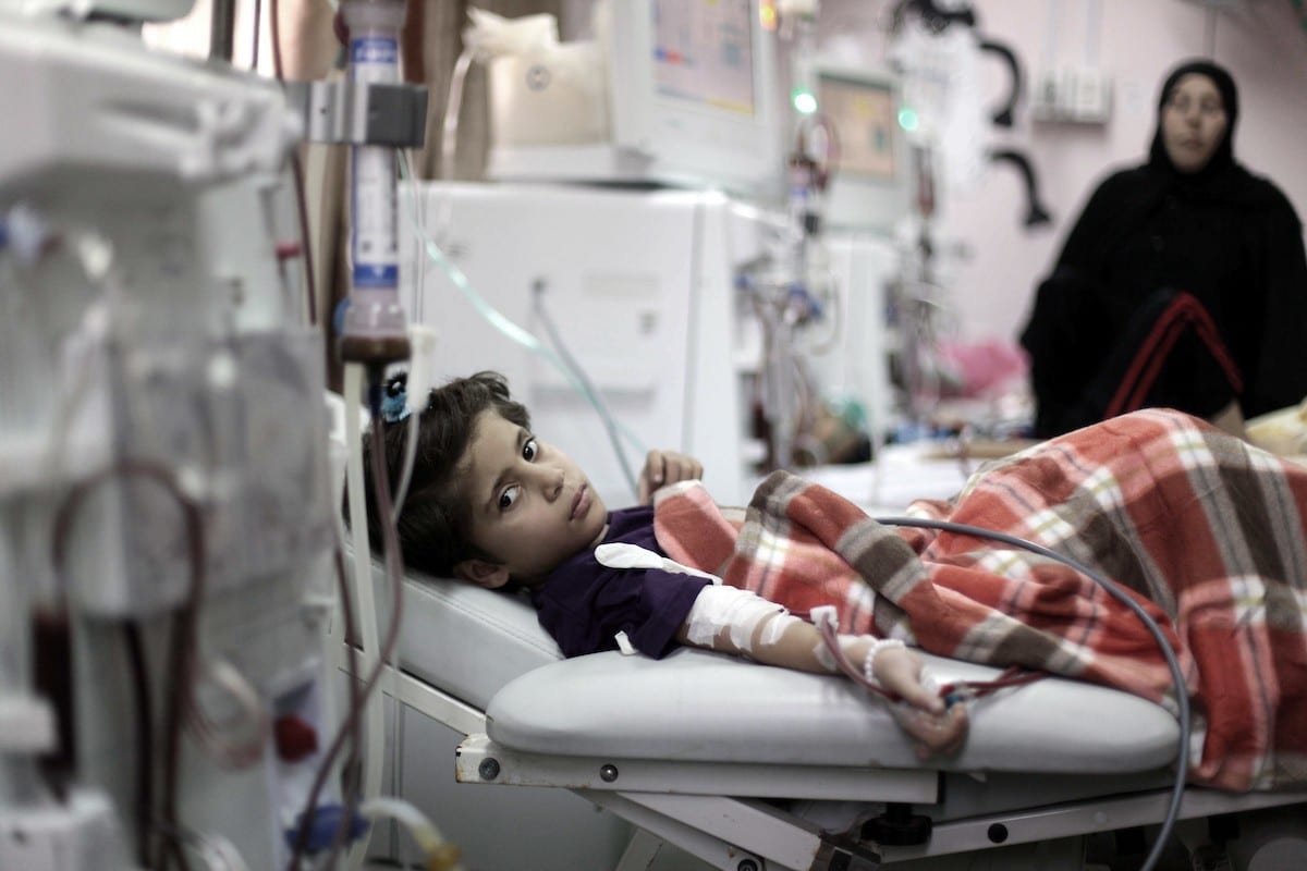 21 مريضاً وجريحاً يغادرون قطاع غزة عبر كرم أبو سالم للعلاج بالخارج