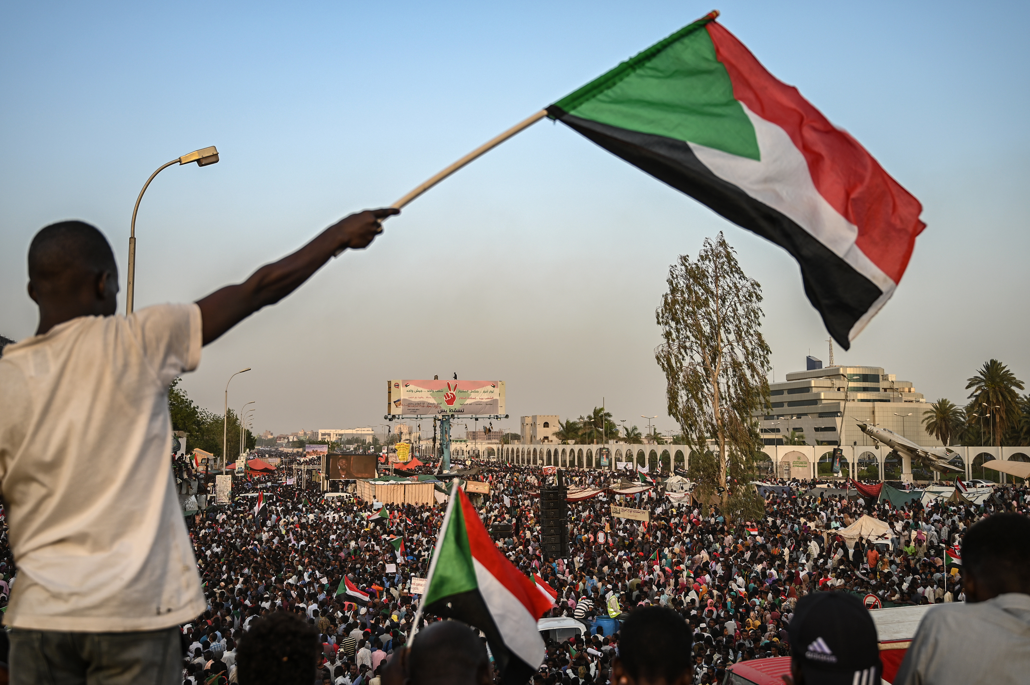 الشرطة السودانية تُطلق الغاز المسيل للدموع ضد المتظاهرين