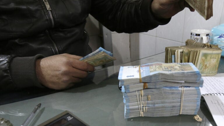 البنك المركزي في سوريا يحدد سعراً جديداً لليرة مقابل الدولار