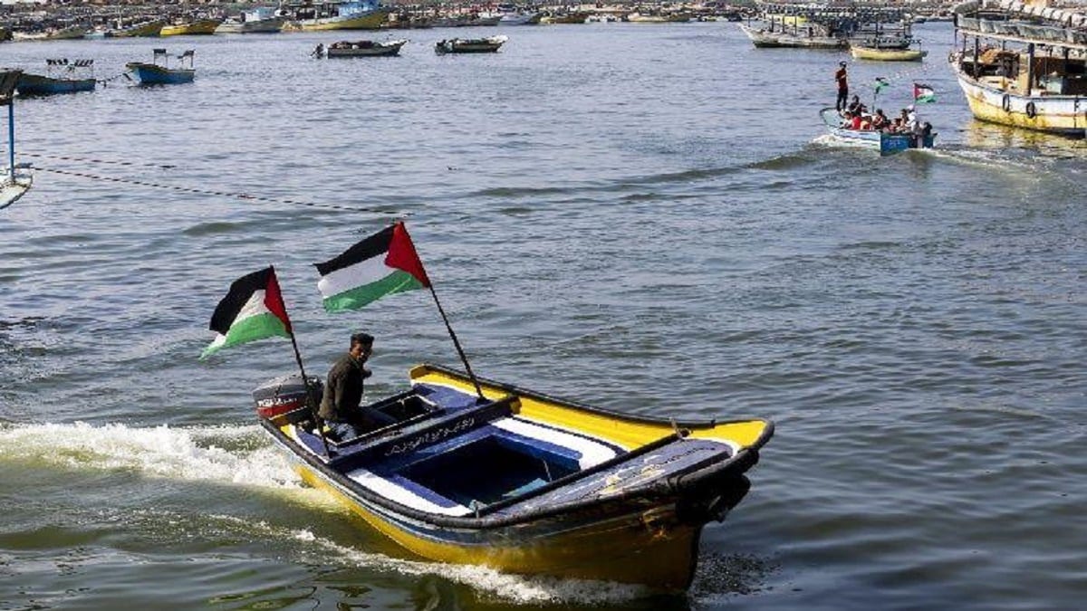 بحرية الاحتلال تلاحق الصيادين في بحر غزة