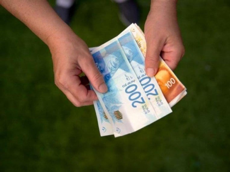 صرف 700 شيكل للعمال والفقراء والمتضررين من كورونا