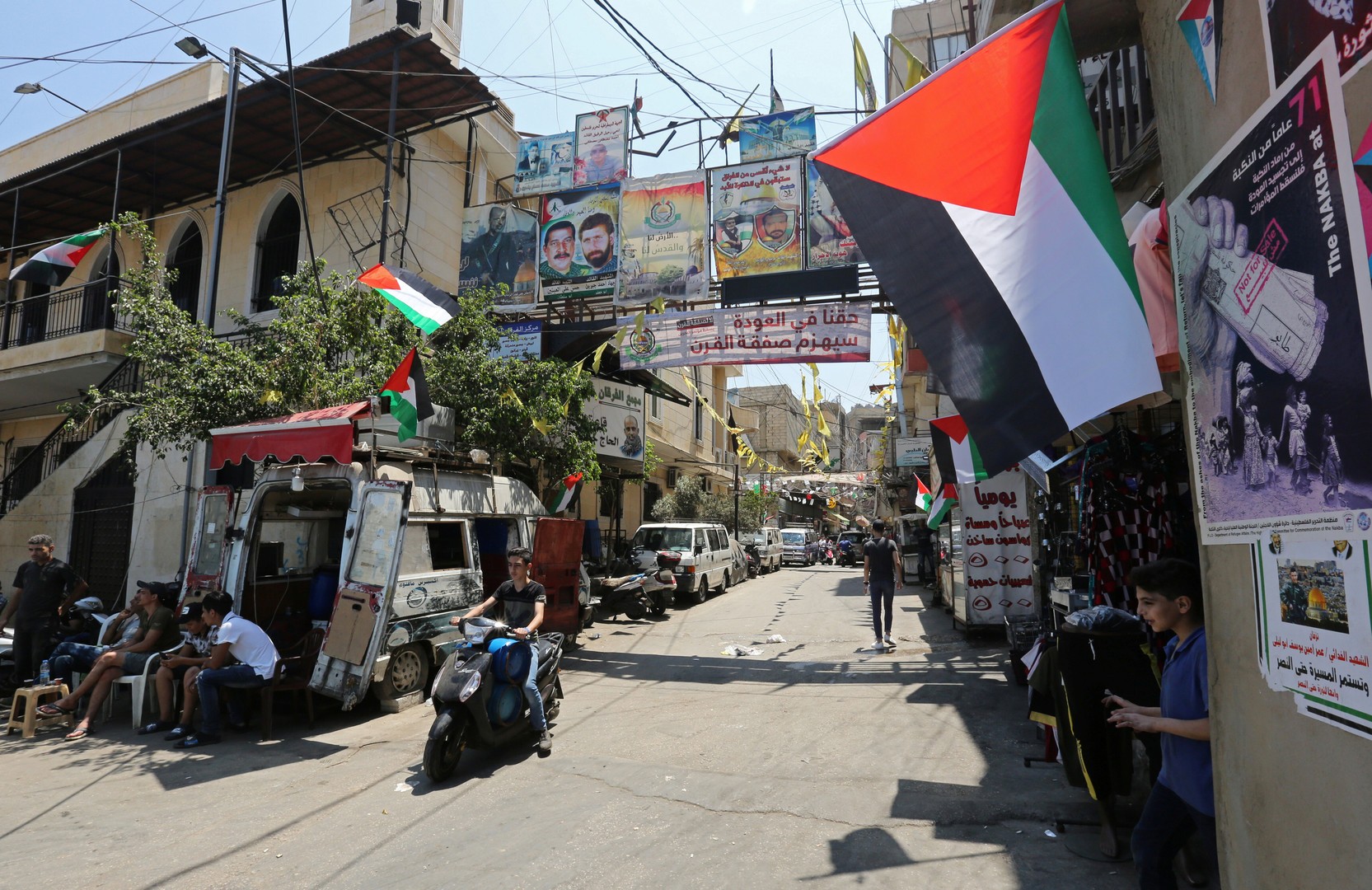 صحيفة: تحذيرات من إسقاط حق العودة على وقع ضغوط لتسهيل مغادرة الفلسطينيين للبنان