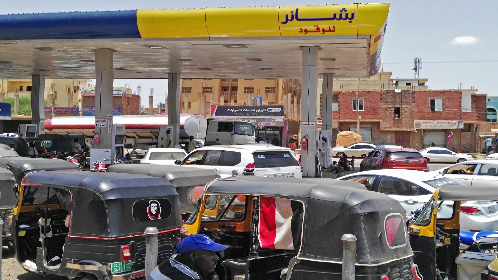 محطات البترول في السودان تفرض تسعيرة جديدة للمحروقات