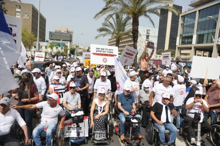 ذوي احتياجات خاصة يتظاهرون في تل أبيب ضد تقصير "دولة الاحتلال"