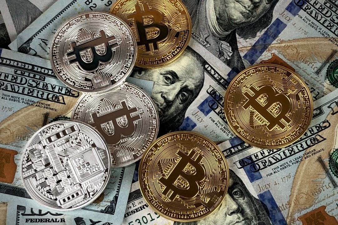 عملة البيتكوين... رحلة الصعود إلى 64 ألف دولار