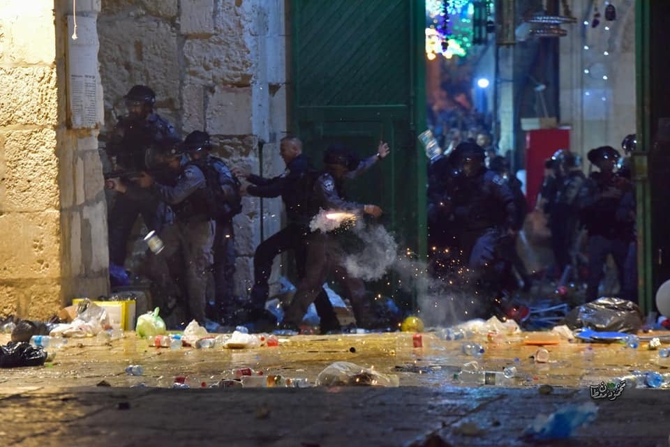 178 إصابة في مواجهات عنيفة في المسجد الأقصى والشيخ جراح
