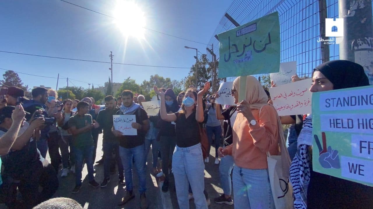 قوات الاحتلال تعتدي على مسيرة سلمية بحي الشيخ جراح