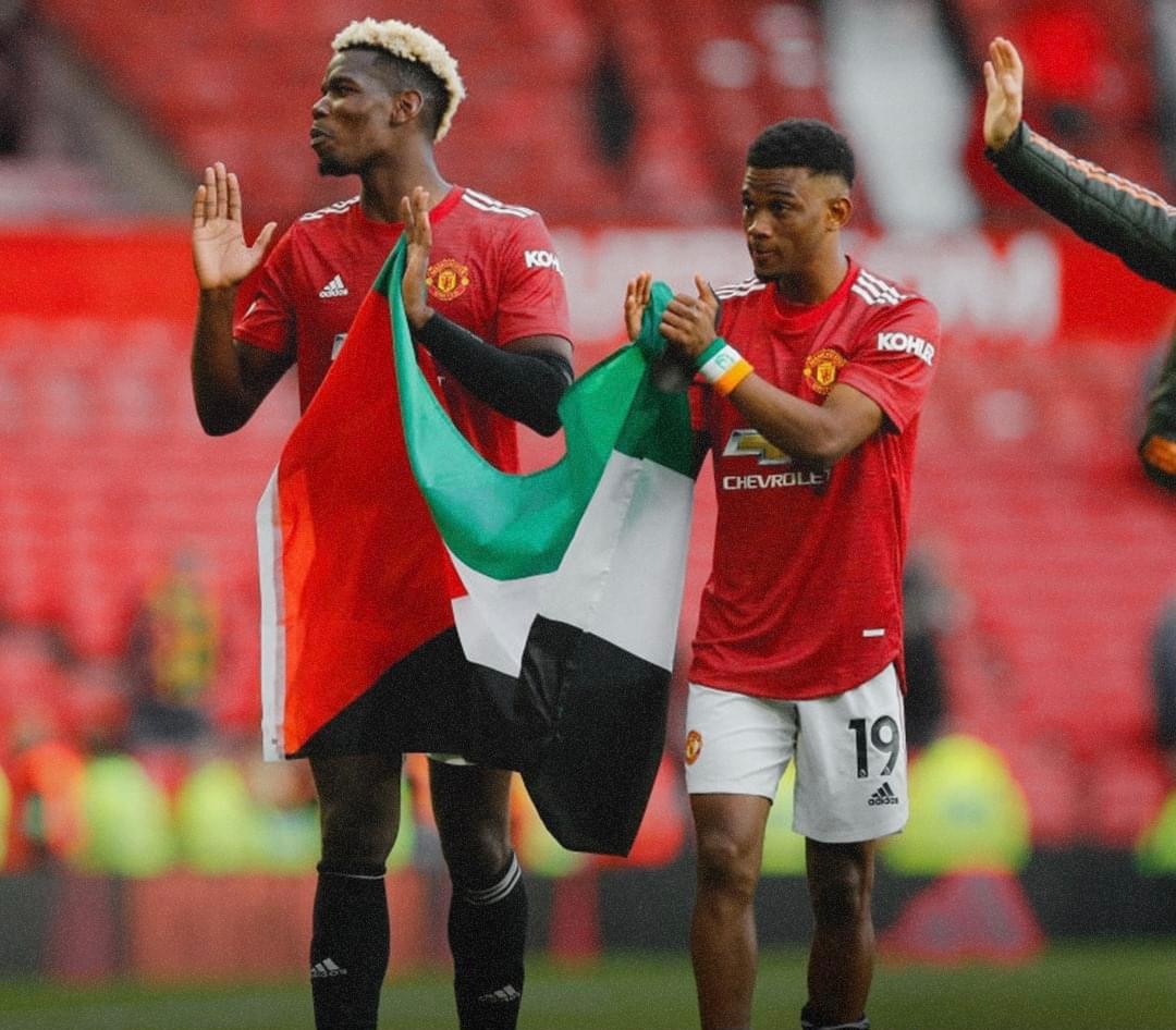 بوجا وديالو مع العلم الفلسطيني عقب انتهاء مباراة مانشستر (فيديو)