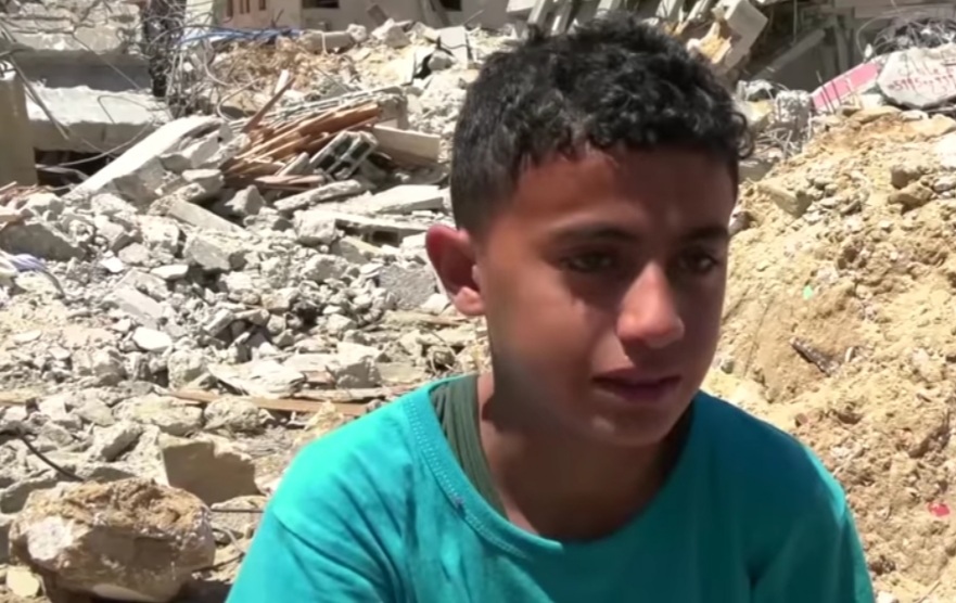 الطفل محمد العر يروي قصة نجاته من موت محقق بالعدوان الإسرائيلي على غزة