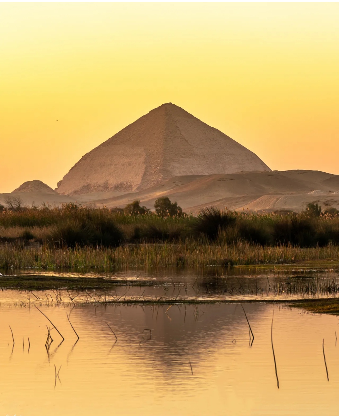 مصور مصري يخلد هرم سنفرو المائل من بحيرة الملك فاروق