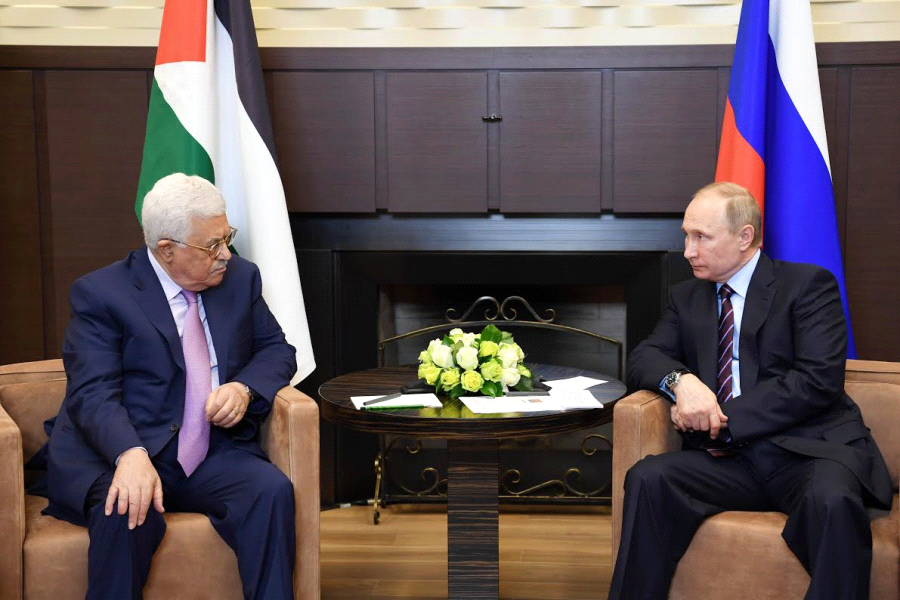 الرئيس عباس يهنئ نظيره الروسي فلاديمير بالعيد الوطني