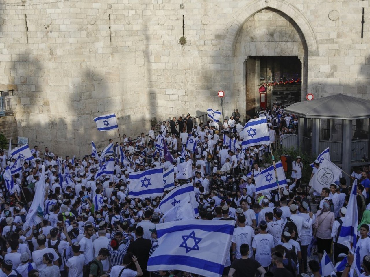 شرطة الاحتلال تعزز قواتها بالقدس استعداداً لمسيرة الأعلام