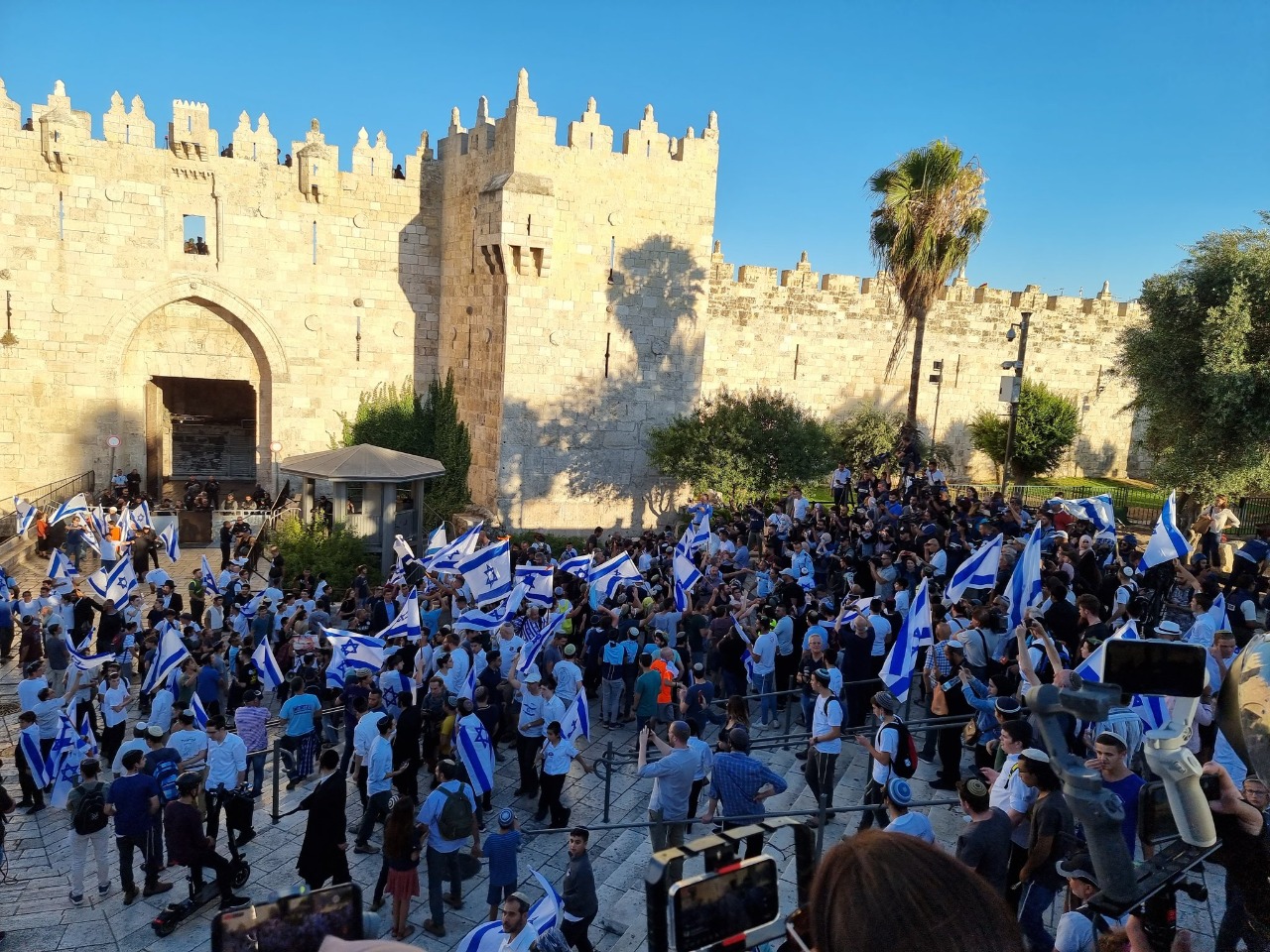 انتهاء مسيرة الأعلام وانسحاب قوات الاحتلال والمستوطنين من منطقة باب العامود