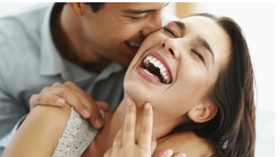 دراسة : الضحك هو الضمان لإستمرار الزواج