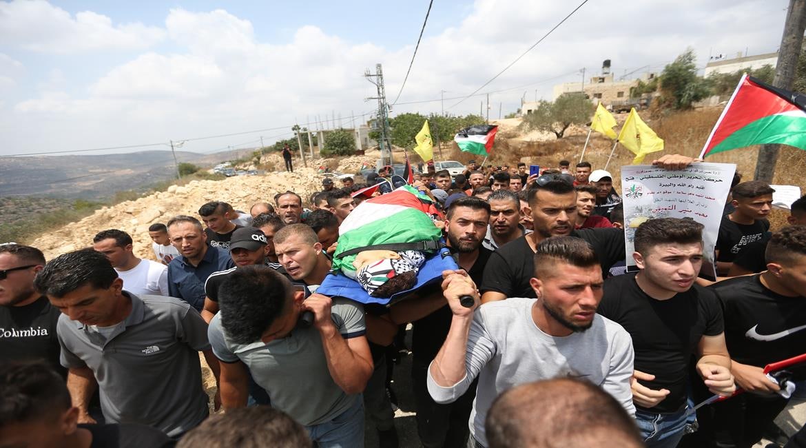 جماهير غفيرة في رام الله تخرج في تشييع جثمان محمد التميمي