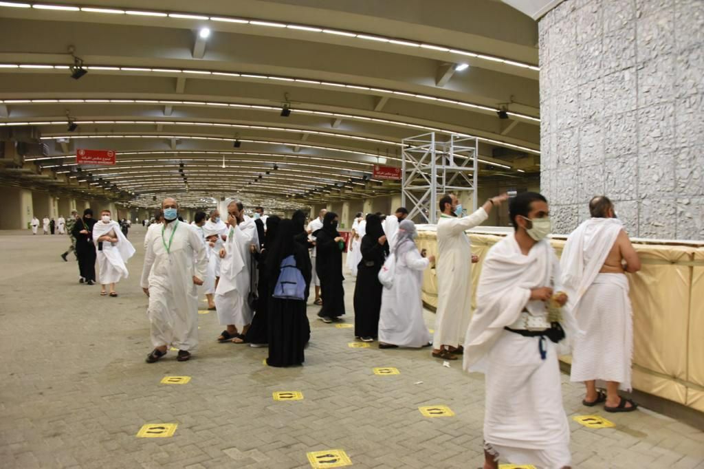 حجاج بيت الله الحرام يرمون جمرة العقبة الكبرى بأول أيام عيد الأضحى